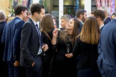 Une image contenant habits, personne, homme, Visage humain

Le contenu généré par l’IA peut être incorrect.