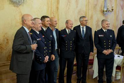 Une image contenant costume, personne, Représentant, habits

Le contenu généré par l’IA peut être incorrect.